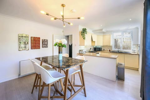 Open plan dining and kitchen area