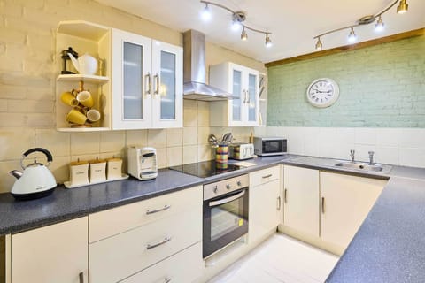 West Barn, Toftrees - Host & Stay