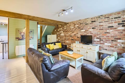 West Barn, Toftrees - Host & Stay