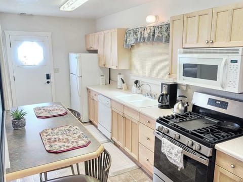 Kitchen with breakfast nook for 4