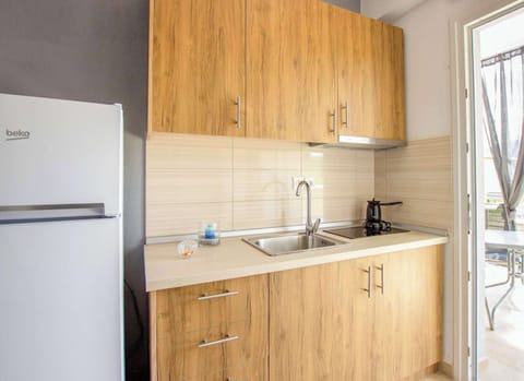 Fridge, stovetop, and all the basics—great for a no-fuss lunch or dinner.