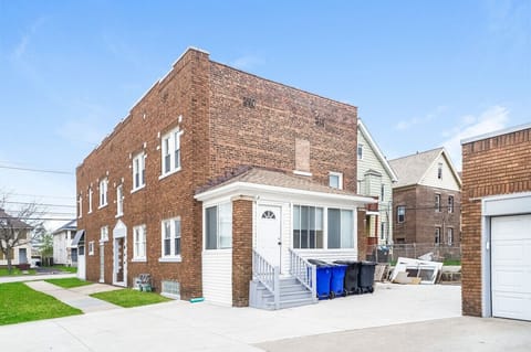 OFFSTREET PARKING AREA/NO GARAGE PARKING