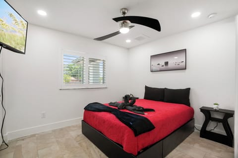 Cozy bedroom with 1 Queen bed.