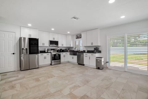 Full kitchen with everything you need. 