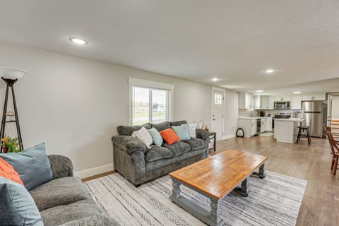 Living Room | Central A/C & Heat | Free WiFi | Smart TV