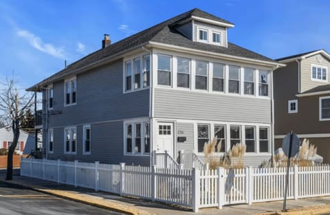 Walk to Waves Stylish Second Floor Apartment walking distance to Beach 