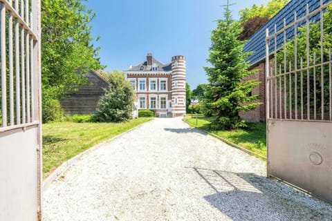 L'entrée de la propriété, depuis la rue