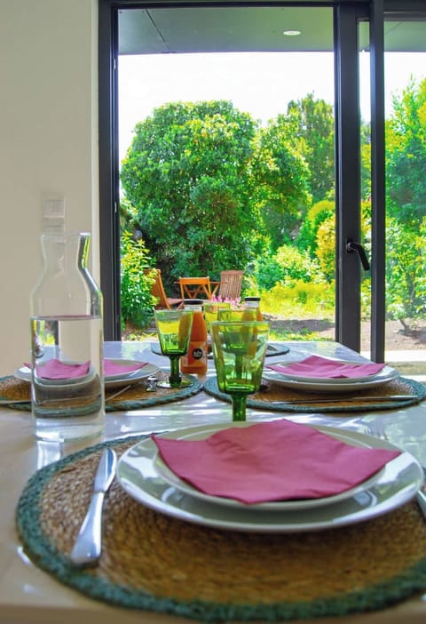 Salle à manger ouverte sur le salon et la baie vitrée