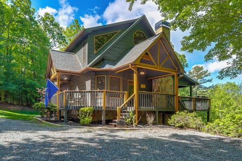 Mineral Bluff Vacation Rental | 3BR | 3.5BA | 2,500 Sq Ft | Stairs Required