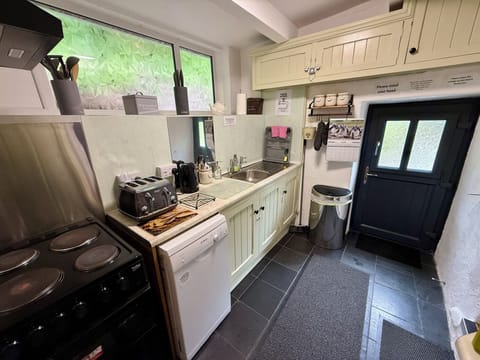 Kitchen, electric cooker & dishwasher