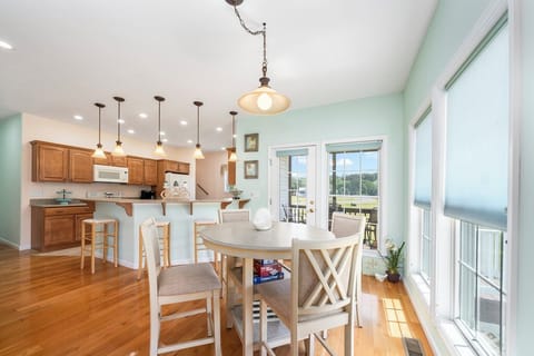 Sine in the comfort of Central AC with Golf Course Views....