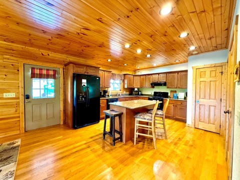 Tranquility Cabin Kitchen: Bright, wooden cabinetry and granite countertops make cooking memorable!