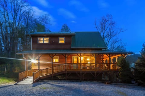 Charming Cabin: Experience the beauty of Waynesville from this inviting, well-lit log home!