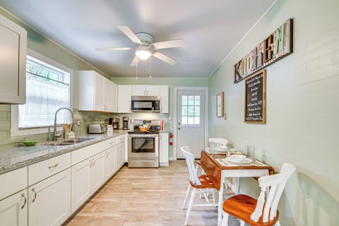 Kitchen | Dining Area | Dishware & Flatware Provided