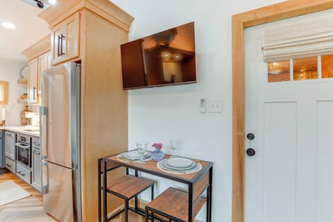 Dining Area | Dishware/Flatware Provided