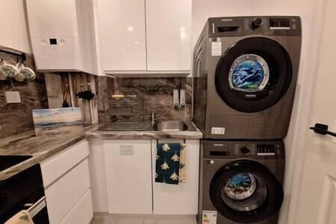 56976299 64bb 475f 885a ee8ef851b9b7