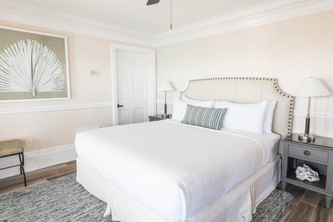 Room with 1 King bed. Views, colors and decor may vary.