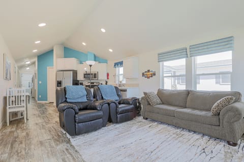 Living Room - pull out couch, sleeps 2