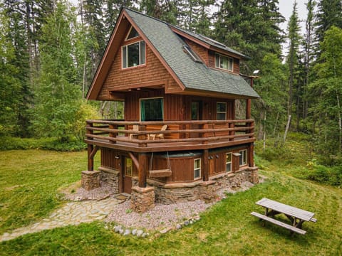 Beaver Lake Luxury Cabin was built in the style of a watch tower, providing beautiful treetop views | Exterior
