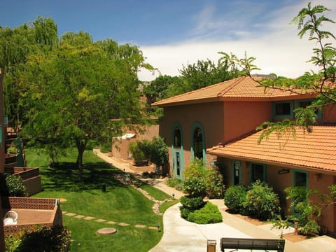 Garden Pathway – Serene garden area with walkways, showcasing beautifully landscaped outdoor spaces ideal for relaxation.
