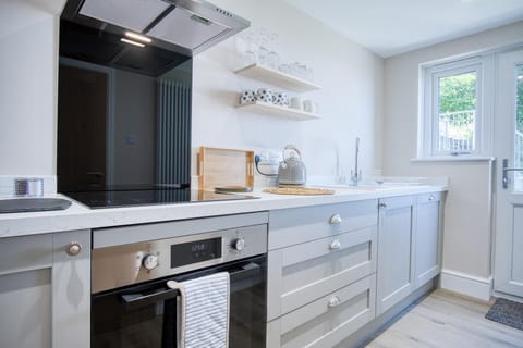 Waterfront 2 - 2 Bedroom Apartment - Wisemans Bridge (25482)