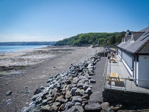 Waterfront 1 - 1 Bedroom Apartment - Wisemans Bridge (25410)