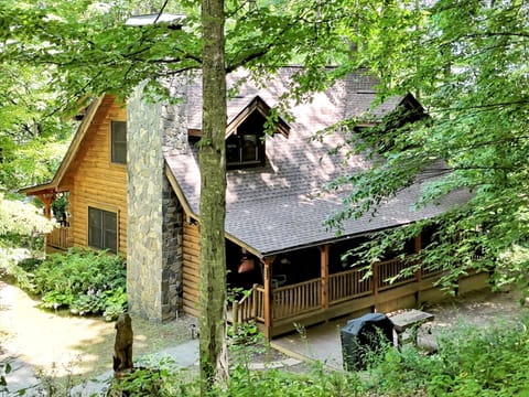Red Wolf Cabin sleeps 10 guests