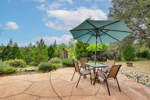 Oakhurst Vacation Rental | 4BR | 2.5BA | 2,800 Sq Ft | Stairs Required