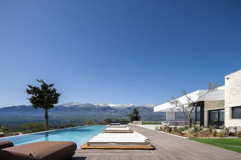 Villa Versante Rousso is approved by the Greek Tourism Organization & managed by "etouri vacation rental management"