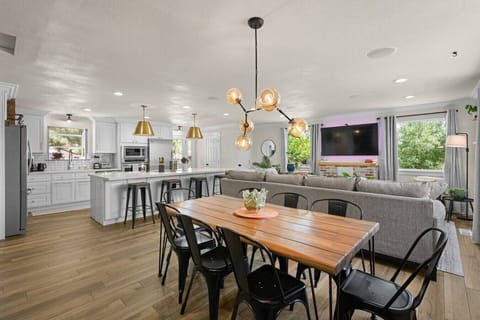 Sunlit mornings, cozy evenings, and plenty of room to gather. This stylish space brings everyone together—whether on the couch or around the table.