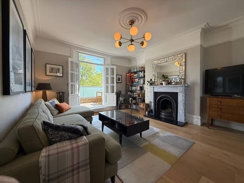  Elegant living room  