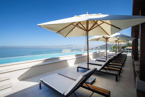 Rooftop  — Large infinity pool