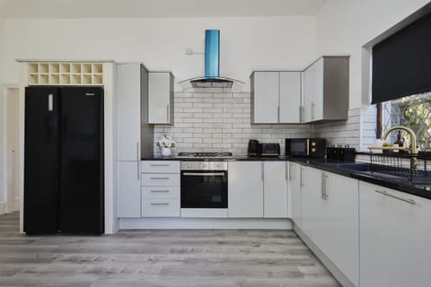 Clean & Modern Kitchen Setup for Long-Stay Comfort