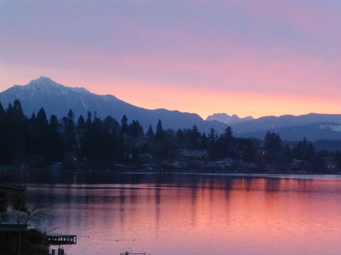 Sunrise and sunset views of the cascade Mountain range and beautiful Lake Steven