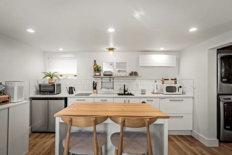 Keurig with coffee pods and electric kettle with tea are provided.