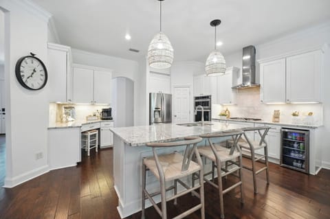 Coastal Kitchen, Stainless Appliances, Gas Cooking