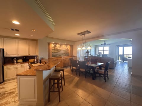 Formal dining room (seats 6+), wet bar and breakfast counter