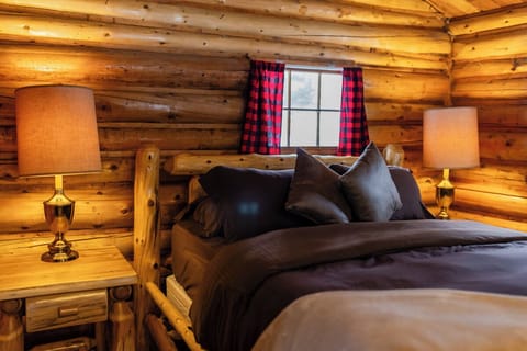 Cozy traditional log cabin.