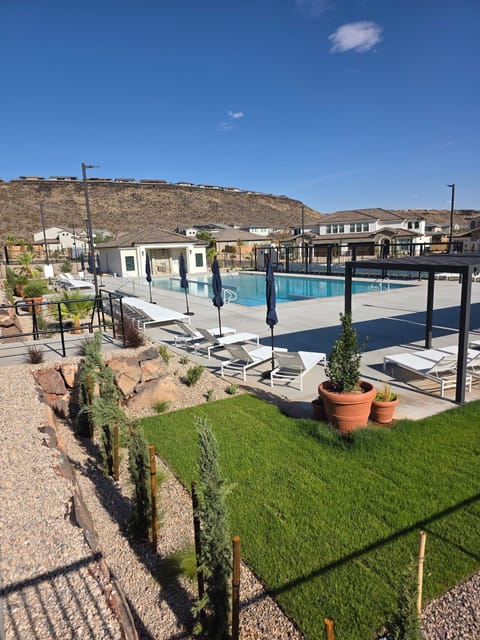 Community pool and hot tub- right across the street!