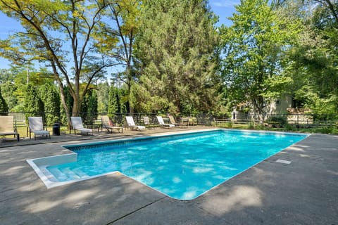 Private heated pool Memorial Day though end of September, weather permitting