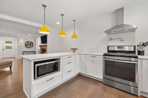 Kitchen with seating for 4pp at island, microwave, dishwasher