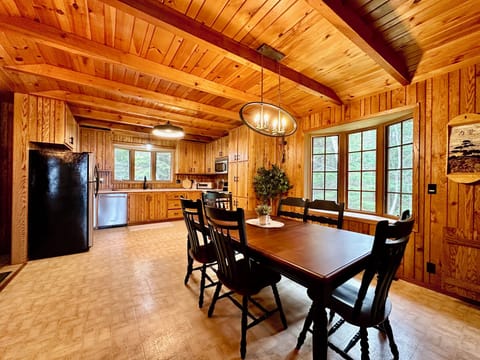 Spacious and open concept Dining/Kitchen