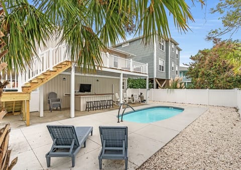 Pool & Tiki Bar Area