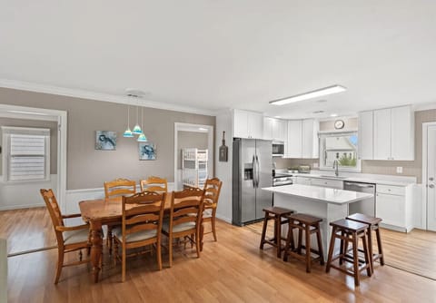 Full Kitchen - newly remodeled!