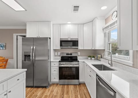 Full Kitchen - newly remodeled!