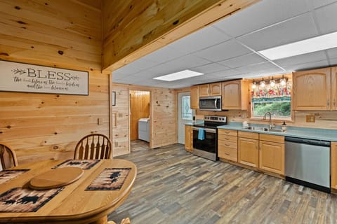 This spacious kitchen is perfect for whipping up a big breakfast before a hike or a cozy dinner after a day outdoors. Plenty of counter space and stainless steel appliances make it easy to gather and cook together.