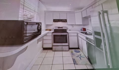 Fully equipped kitchen with Stainless steel appliances!