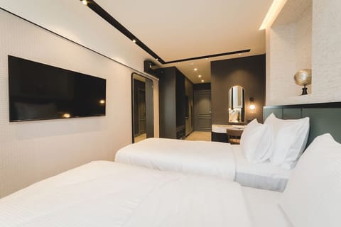 Unit with one King bed or 2 Twin beds. Actual room type may vary