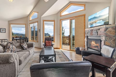 Welcome to Owl's Nest at Mary's Lake!