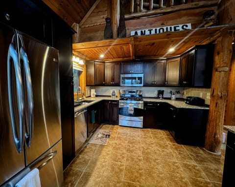 Main Lodge - Full Kitchen, Island seats 4